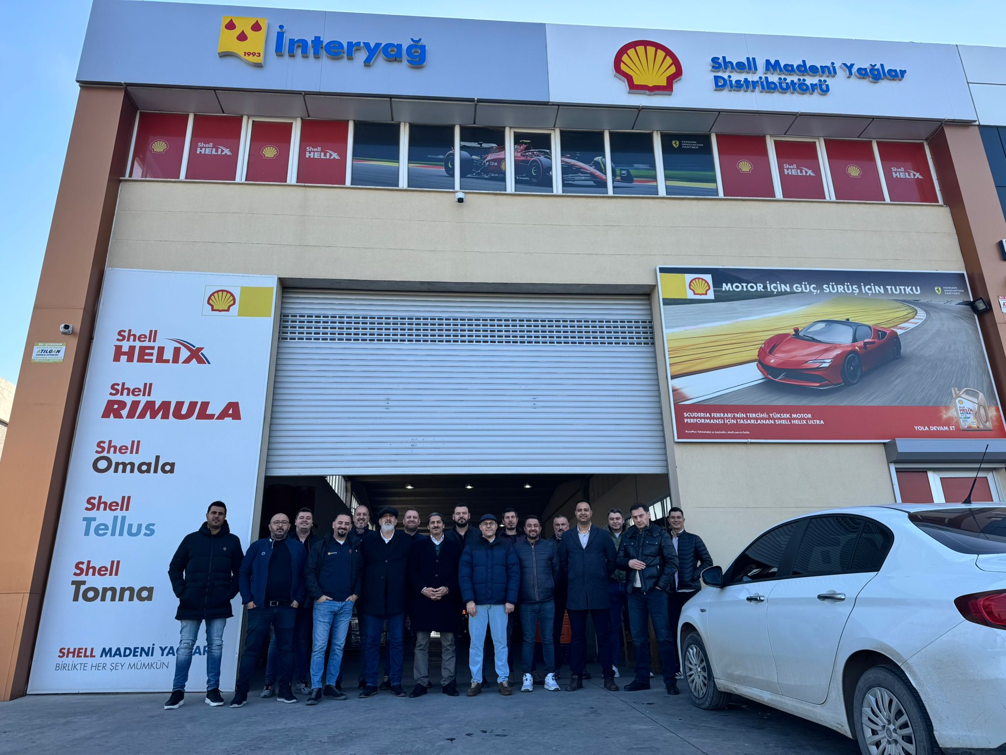 İnteryağ satış ve operasyon ekipleri genel merkez önünde